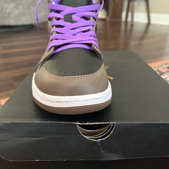 Air Jordan 1 Mid with crease protectors. Still look brand new. - Picture 3 of 5